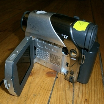 видеокамера JVC GR-D225
